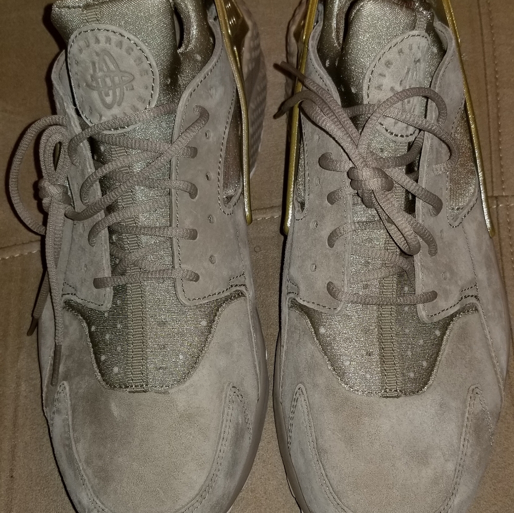Brand new Nike Air Huarache, gold coin, size 10